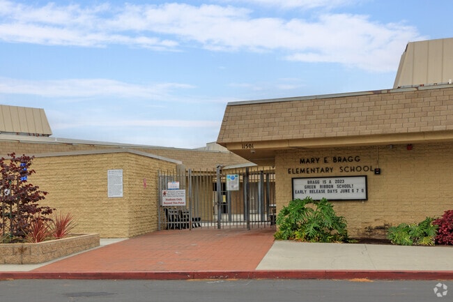 Mary Bragg Elementary School is located in the Cerritos neighborhood of California.