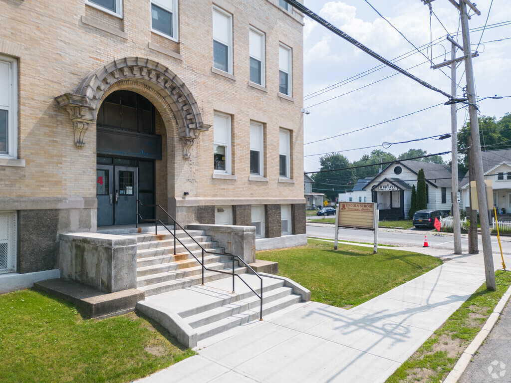 Lincoln Elementary School is in the middle of the local neighborhood so parents aren't too far.