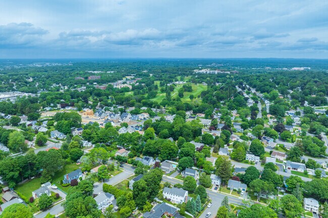 Bear Hill is within a close proximity to various amenities including shopping, dining, and travel via train or major highways.