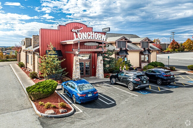 Longhorn Steakhouse in the Crystal Lake neighborhood.