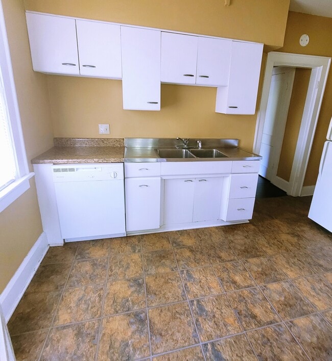 Kitchen & Dishwasher