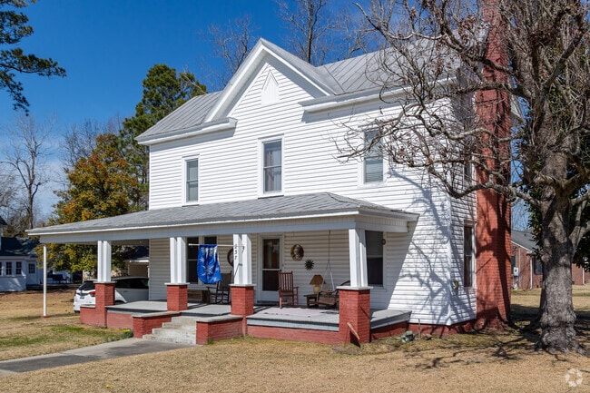 There are a number of original homes from the early 1900s in the Colonial Revival style near Winterville's downtown district.