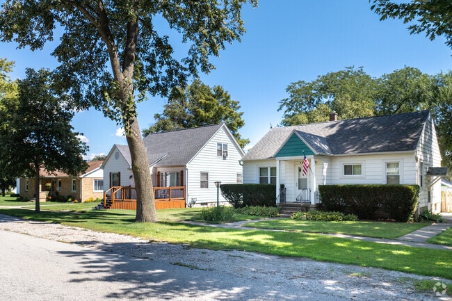 Craftsman homes from the early 1900s appear in older Beecher blocks.