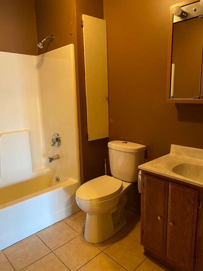 205 W Cherry St unit D, Fairbury, IL 61739 - photo 6