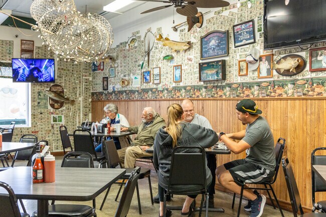 Stan Bahnsen Park residents discover bold flavors and fresh ingredients at Mo Fish.