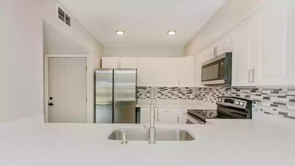 813 Pinewood Ct unit 813, Haines City, FL 33844 - photo 1