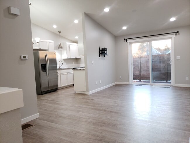 607 W 1st St, Newberg, OR 97132 - photo 3