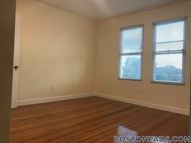 21-23-23 Weitz St unit 3, Boston, MA 02134 - photo 3