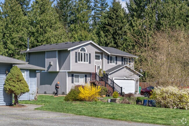 Create new memories in this charming Lake Ketchum split-level house.