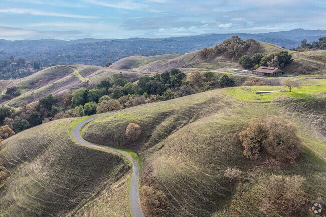 The Lafayette Ridge Staging Area trail rewards you with beautiful views of the Lamorinda area.