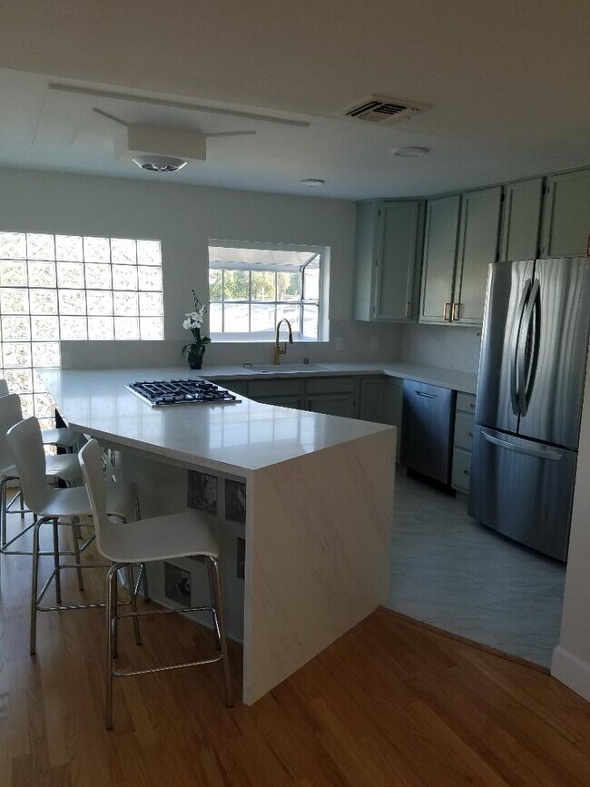 716 Flower Ave, Venice, CA 90291