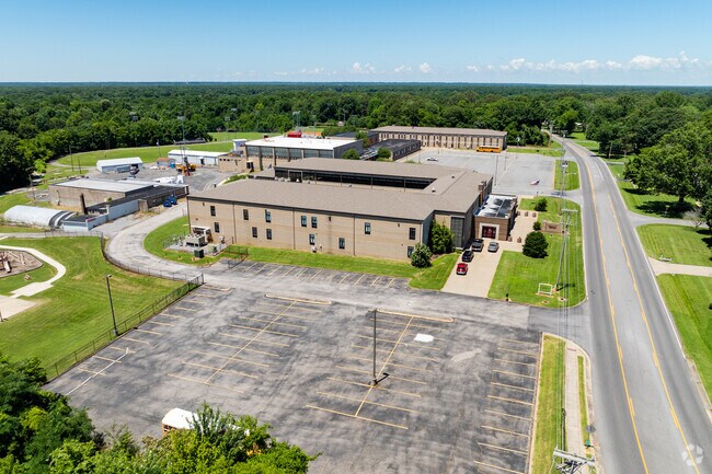 The student population of Reidland Middle School is 318 and the school serves 6-8.