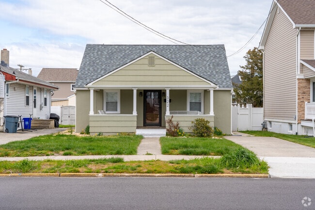 You can find quaint and cozy bungalow style houses in Lake Como.