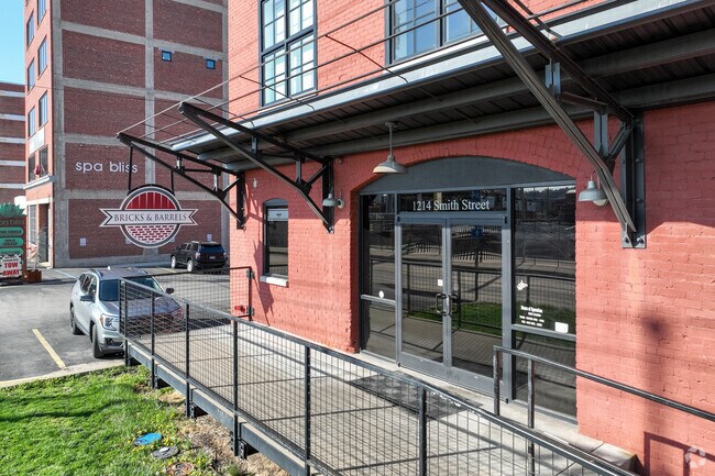 Oakridge-Greenbriar is located right near downtown for a  vibrant dining scene with steakhouses and bars.