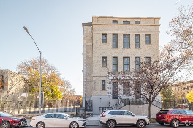 The school enrolls 82% economically disadvantaged students.