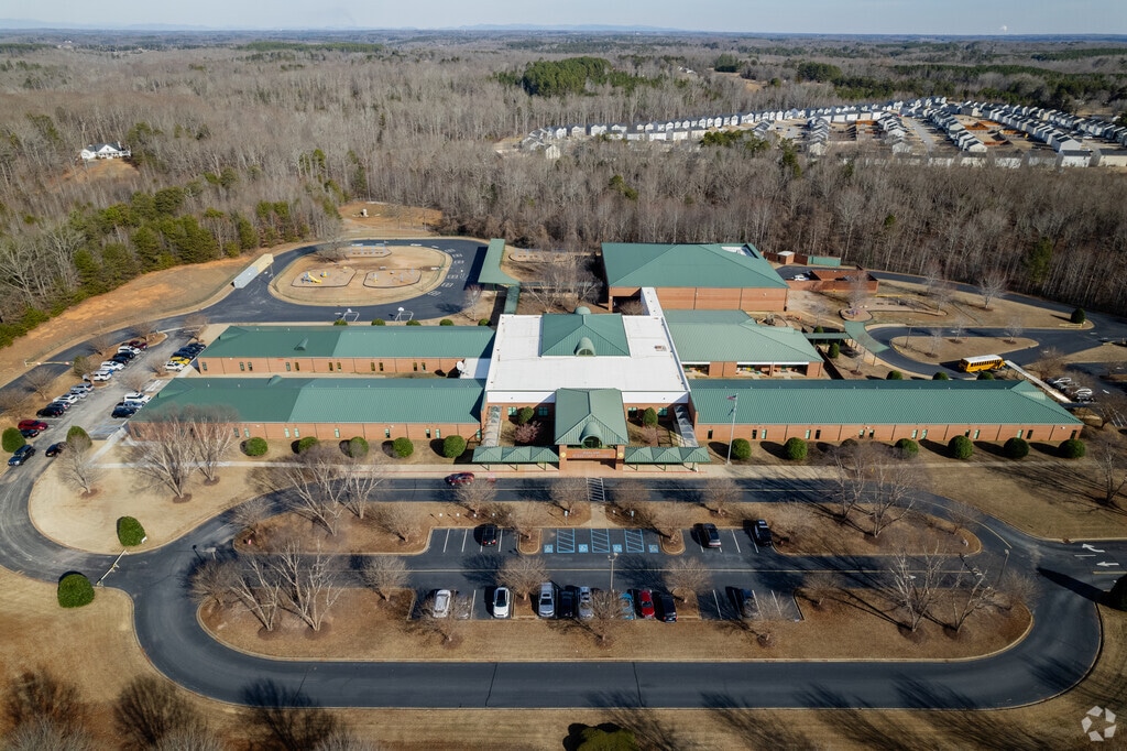 Front view of Oakland Elementary School