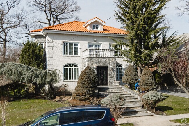 Spanish Revival style homes are on large lots of land in Holliswood.