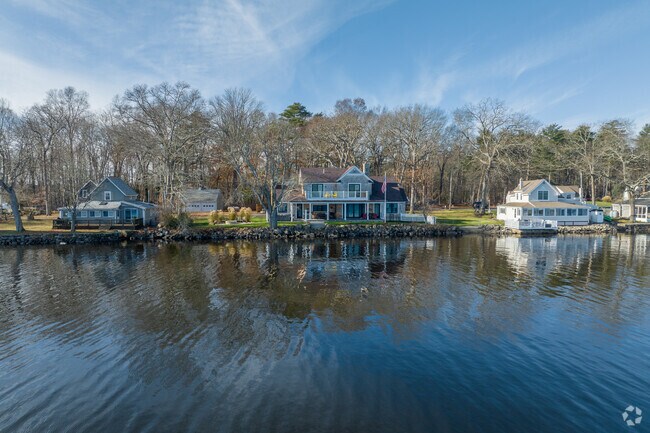 Step out your back door and into the water in Upper Four Corners.