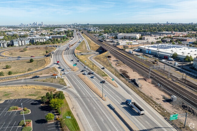 US 85 gives the residents of Arapahoe Acres easy access to Downtown Denver.