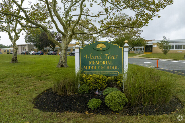 Island Trees Middle School in Levittown has 675 students in grades 5-8 with a ratio of 10 to 1.