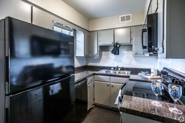 Graceland Pointe Apartments: Modern Style, Excellent Value in Memphis, Memphis, TN 38116 - photo 2