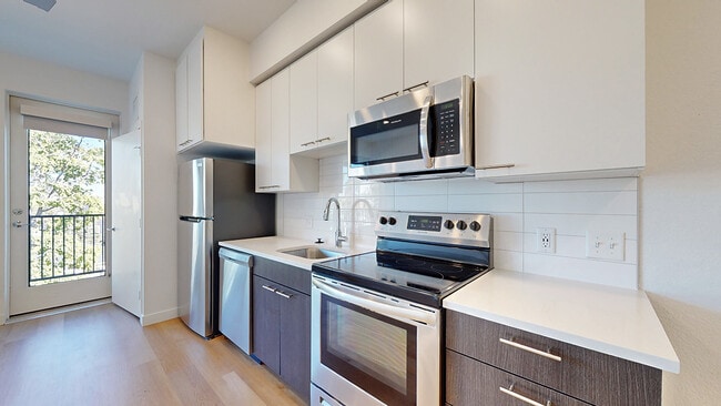 Studio/1BA, 305sf