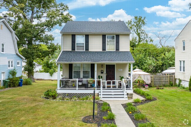 Parklane’s single-family homes include tidy front yards and cozy outdoor spaces.