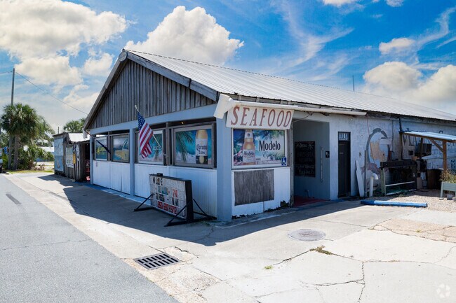 The Fisherman’s Wife serves authentic seafood in Carrabelle near Lanark Village.