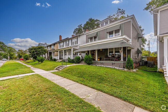 A row of foursquare homes in Richmond, Virginia, in the tranquil area called Oak Grove.