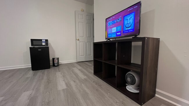 301 Winners Cir S unit Room 1, Jacksonville, NC 28546 - photo 3