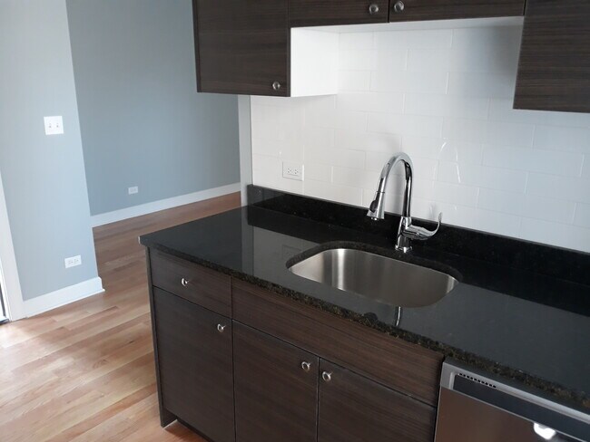 1644 W Pratt Blvd unit 1F, Chicago, IL 60626 - photo 4