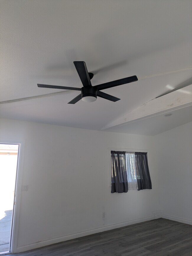 7448 Craner Ave unit Single apartment, Sun Valley, CA 91352 - photo 5