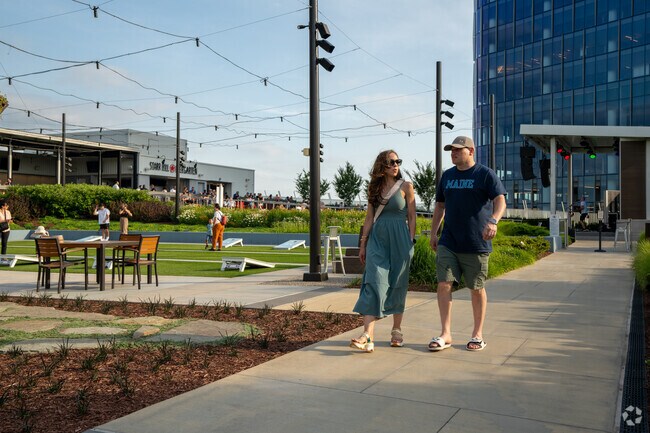 Live Entertainment at Starr Hill provides a unique and fun atmosphere in Tysons Corner.