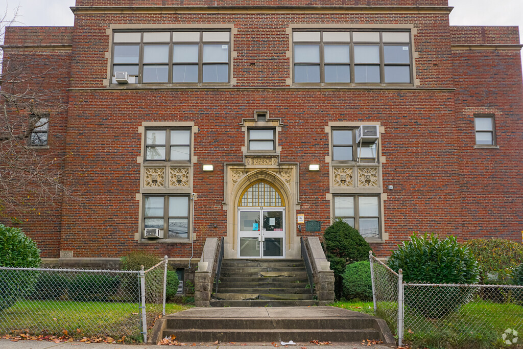 Transfiguration Academy provides private education in the neighborhood of 
Jackson.