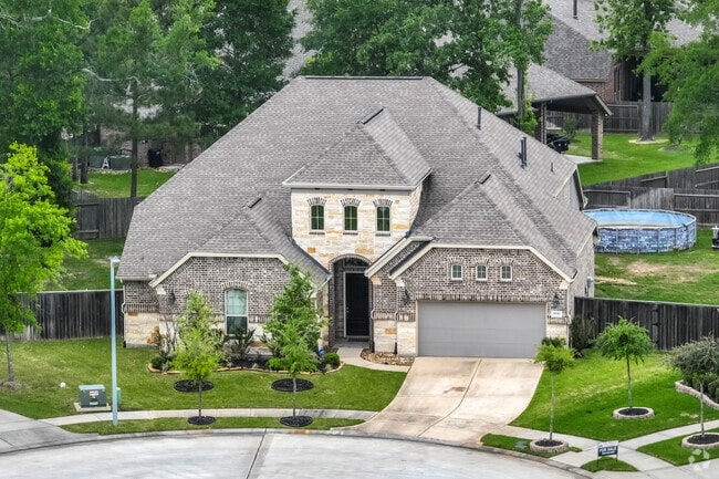 Newer, modern single-family homes are located throughout New Caney.