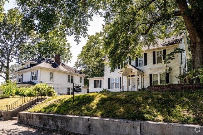 There are historic homes in the Historic Downtown Jackson neighborhood.