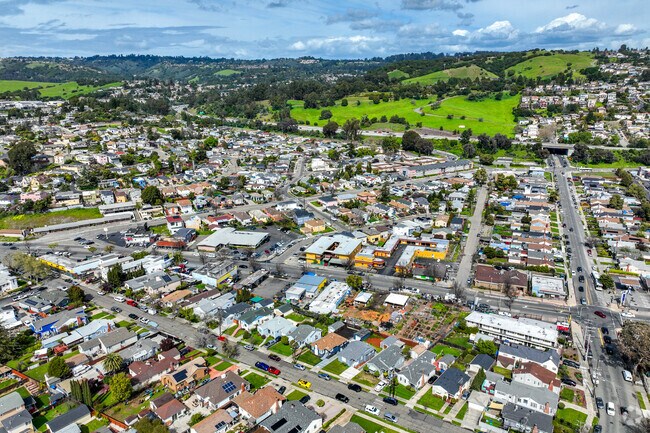 With winding streets at the foot of the hills, Foothill Square is a small residential community.