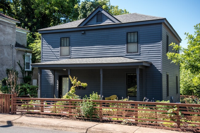 318 Oak St unit B (Downstairs), Charlottesville, VA 22903 - photo 2