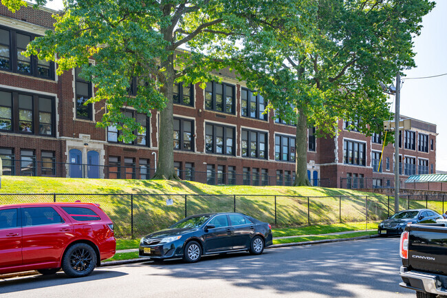 Mabel G. Holmes School No. 5 has a student teacher ratio of 11-5.