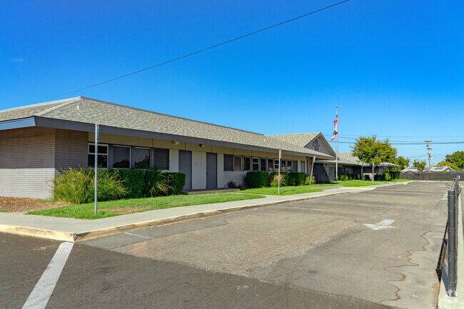 One direction traffic helps keep drive line organized at Johnson Park Elementary School.