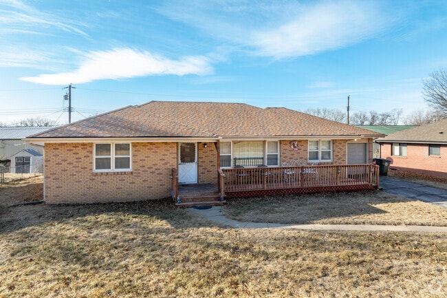 Mid-century modern ranch homes are common in Gretna.