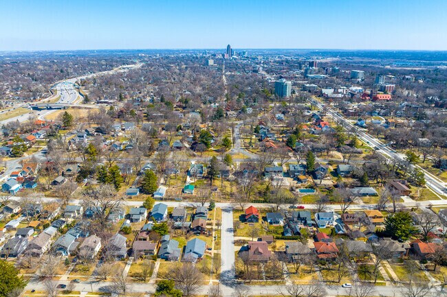 Downtown Des Moines is just minutes away from Ingersoll Park, so one is never too far from fun.