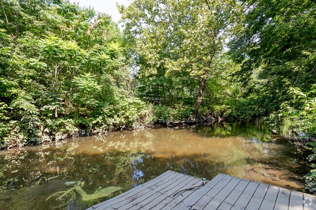 Home to a boat launch, playgrounds, running & biking trails, and beautiful views of Bronx River.