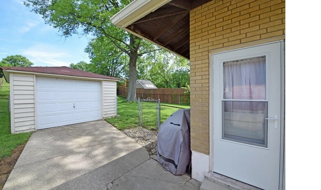 4286 Selby Ct, Cincinnati, OH 45211 - photo 3