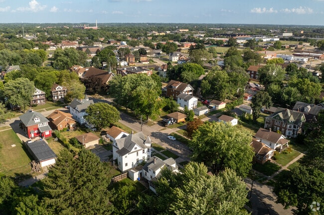 Riverview offers central proximity to local parks, landmarks and commercial strips in Rockford.
