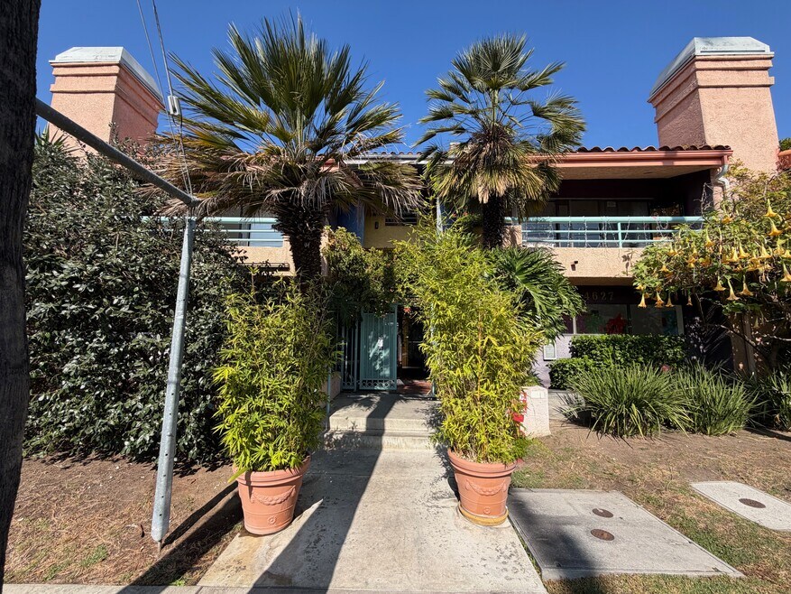 4627 Finley Ave unit 303, Los Angeles, CA 90027 - photo 1
