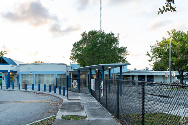 Lake Forest Elementary School, Rankings & Reviews - Homes.com