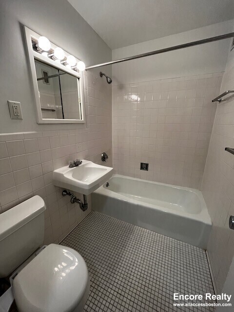 205 Walden St unit B, Cambridge, MA 02140 - photo 2