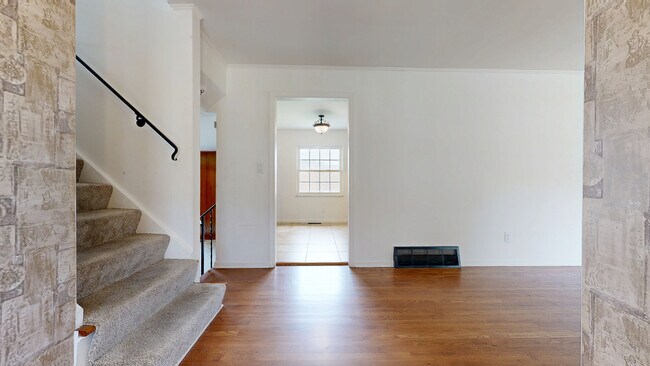 2715 Kenview Rd S, Columbus, OH 43209 - photo 2