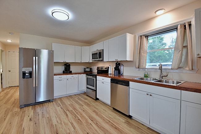 216 Glen Ave, Berlin, NH 03570 - photo 2